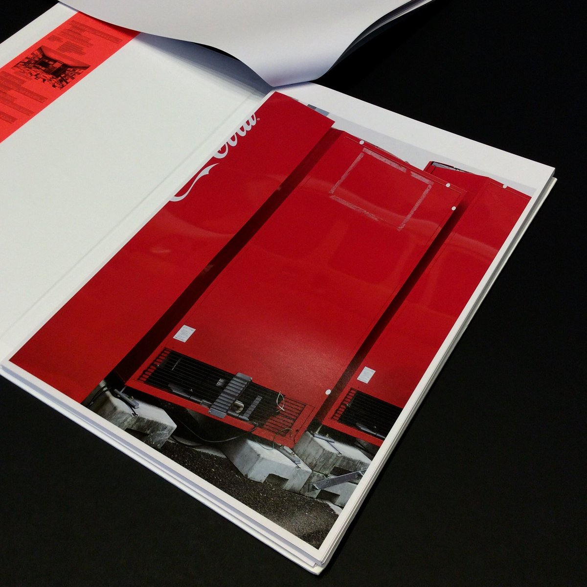 NADiff_X10's tweet photo. 【新刊】伊丹豪『Photocopy』写真集によく用いられる連続性による意味付けや物語性を排除し、1冊ごとに写真の順番が全て異なる本書。写真1枚の中に込められたイメージと真正面から向かい合うような感覚。伊丹の写真への姿勢が表された一冊。
#伊丹豪 #goitami #photocopy #東京都写真美術館 #nadiff https://t.co/hRKhBX8nih