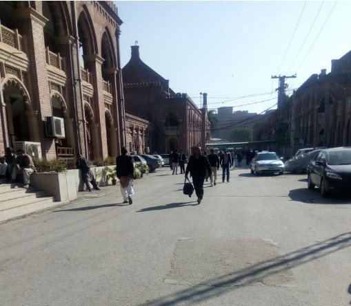 Waqtnewstv's tweet photo. #LHC نے خصوصی بچوں پر تشدد کے خلاف کمیشن تشکیل دیتے ہوئے رپورٹ طلب کر لی،عدالت نے سپیشل بچوں کی بسوں میں تعینات پولیس اہلکاروں کی فہرست بھی عدالت میں پیش کرنے کا حکم دے دیا۔
#DisableChild #Torture @GovtOfPunjab https://t.co/qxNfNycn3I