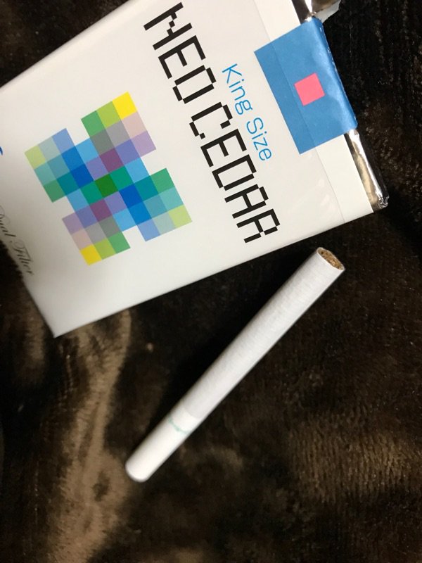 ザマヒデオ 薬局であやしげなアイテムを発見 せき たん用医薬品 ネオシーダー というタバコ型医薬品 お値段なんと310円 歴史は古く1959年から発売されてるとか 微力のニコチンとタールが含まれてるらしく未成年はng その味は うん なんとも