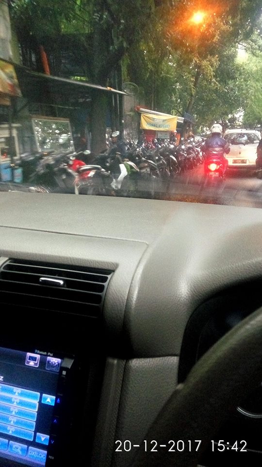 PRFMnews's tweet photo. Mustika K | 13.47 
Tiada hari tanpa macet sampai 1km dari dulu tidak ada solusinya malah tambah parah parkiran motor sudah dikiri dan kanan jalan, di jl taman sari Unpas dan Unisba cc @dishub_kotabdg @AtcsBandung https://t.co/W558ruG7zW