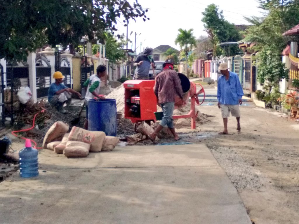 PantasPangarib3's tweet photo. "Monev" percepatan pelaksanaan dan penyerapan dana untuk kegiatan Perkerasan jalan beton di Desa Siantar Estate Kab. Simalungun #ManfaatDanaDesa #MendesKeButon
#Sumut
@jokowi
@EkoSandjojo
@anwsanusi
@taufikmadjid71
@fachrilabalado https://t.co/H15GmOXV48