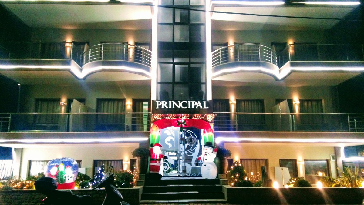 HotelPrincipal's tweet photo. Το ξενοδοχείο Principal σας εύχεται ολόψυχα Καλά Χριστούγεννα και Ευτυχισμένο το Νέο Έτος 🎅🌲!!! #MerryChristmas #HappyHolidays #HotelPrincipal https://t.co/S8zq5kodho