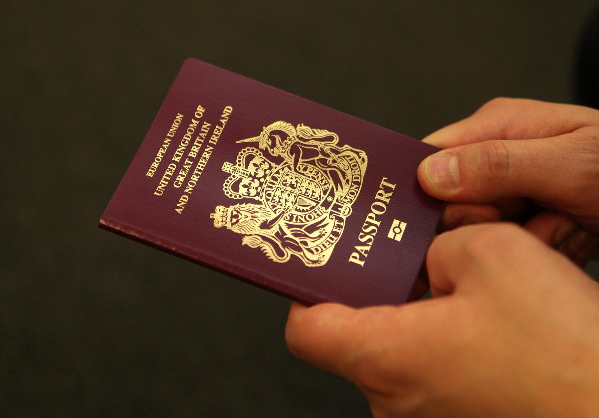 Brexit でパスポートの色が紺色に戻る