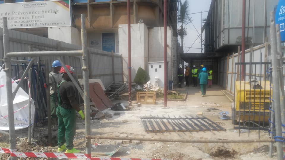 CnpsCameroun's tweet photo. Les preventeurs de SST de la #CNPS50Ans ont visité le chantier de réhabilitation de l'immeuble siège de l'organisme hier matin. Ils ont échangé avec le responsable QHS de PAC International, Elie Parker, sur les dispositions prises pour assurer la sécurité sur le lieu de travail. https://t.co/OLWrcafVji