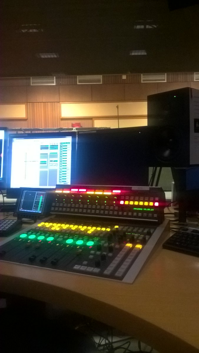 Janhendrickx's tweet photo. Praten over wachtlijsten wil ook zeggen wachten in de studio om te mogen praten. #sociaalwonen #woonhaven #radio1 https://t.co/o0Ubp3fPUG