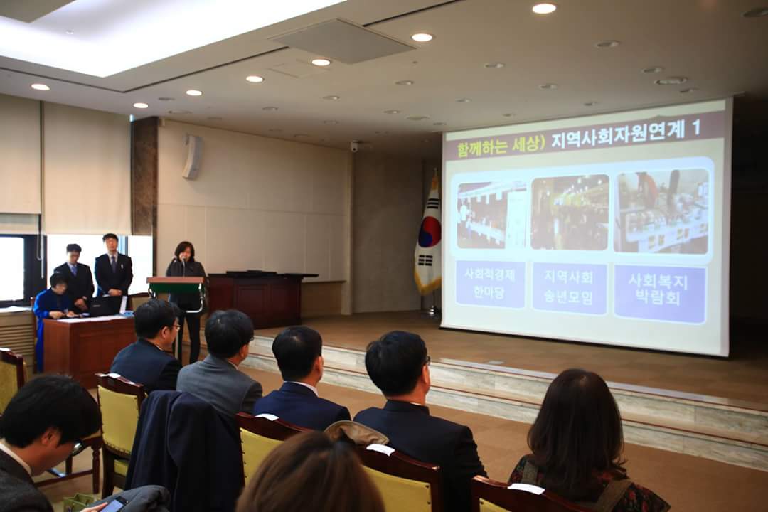 2017년 지자체 합동평가 우수사례발표가 2017.12.21.(목)14:00시에 정부서울청사 19층(대회의실)에서 실시했습니다. 성남시 가족여성과 여성정책팀장(이동학팀장)이 성매매방지 및 피해자지원 우수사례발표를 하였고, 성남시의 성매매방지와 지원정책에 박수를 받았습니다~^^