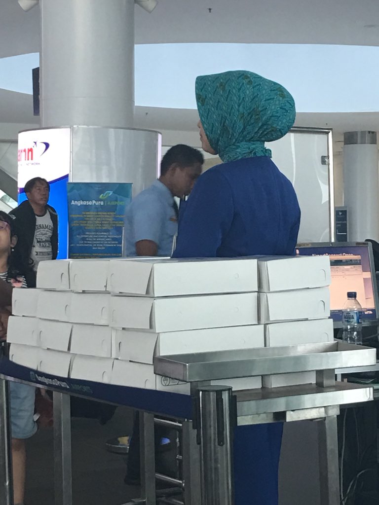 dhirman_putra's tweet photo. Selalu makanan kotak dan perminta maafan yg selalu aku dengar kalau terjadi delayed begini .... garuda oh @IndonesiaGaruda kenapa kamu selalu menggagalkan diet saya dengan memberi makanan kotak disetiap penerbanganku yg selalu delayed ... 
#penumpanggarudakecewa
#garudadelayed https://t.co/MlWQW6thSz