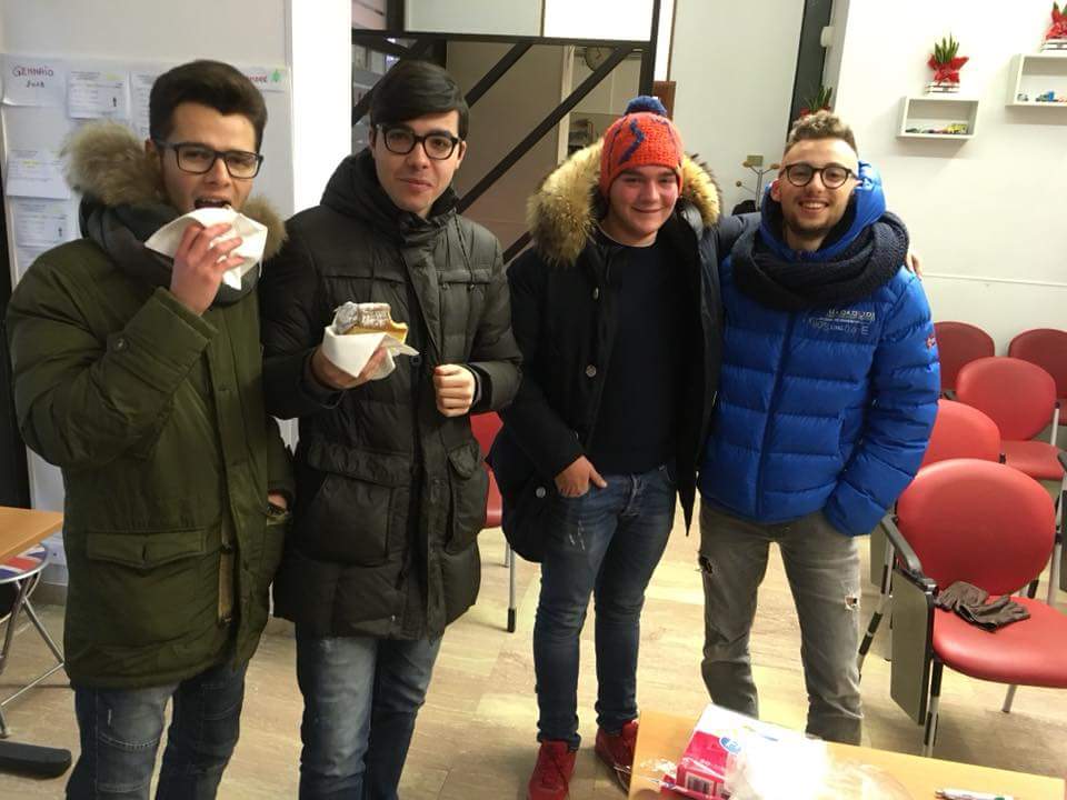 paganluca98's tweet photo. Pandoro pre esame #patente #macchina #ansia https://t.co/nbkVFdzJ5R