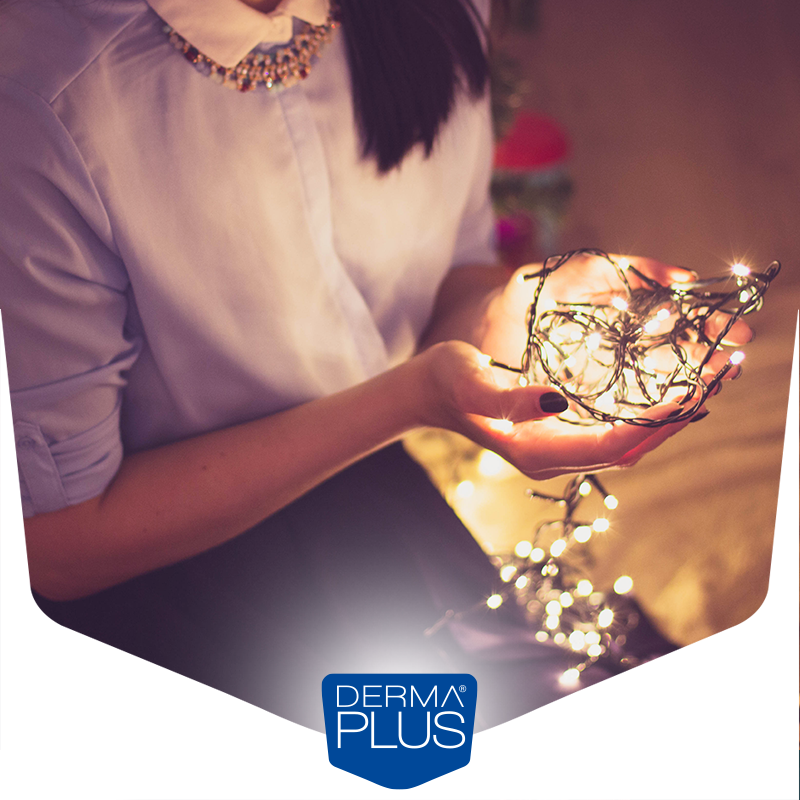In questo periodo, le strade sono #rosse, le #piazze si illuminano al #ritmo dei nostri #passi che ci portano veloci verso #casa, ad accendere le #luci dell'#albero. Christmas is coming #DermaplusPerTe