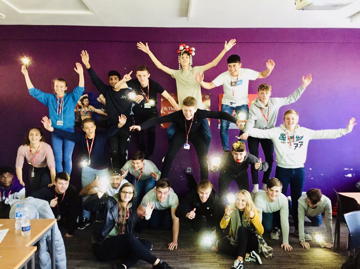 loucollsport's tweet photo. SWIPE ➡️ only 3️⃣ days until Christmas... to celebrate our learners had to make a human Christmas 🎄 tree - #loughboroughcollegesport #loucoll #Christmas 🎅🏻
Full photos on the ‘Loughborough College Sport FE’ Facebook Page https://t.co/9LsqToMBYp