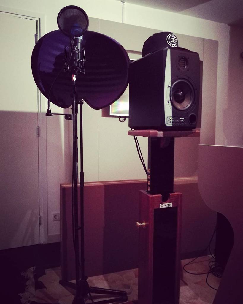 J_von_music's tweet photo. Got some work done in the studio last night, was great..🎵🎤🎶😊 #studio #studiotime #studiomic #musicartist #singer #jvon #commercialartist https://t.co/EvmDR8Dq5E https://t.co/sGIqLU6DVg