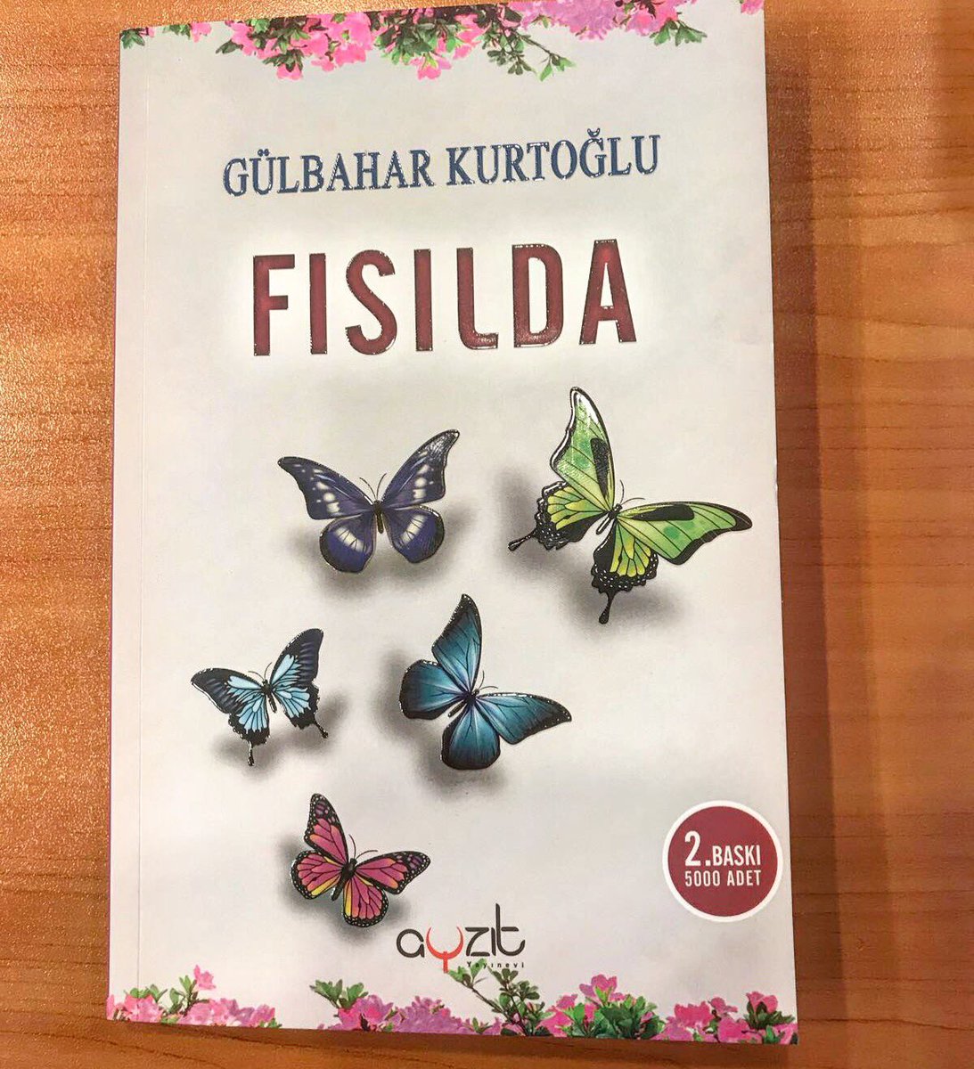 baskomsernevzat's tweet photo. Günürün kitap önerisi: Gülbahar Kurtoğlu’nun “Fısılda” adlı kitabı. Okuyalım okutalım... https://t.co/64R73u0nsK