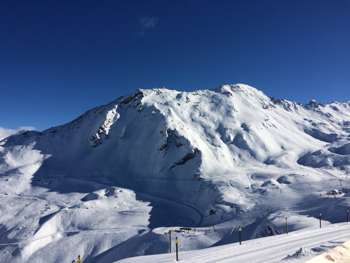 2MenAboutTravel's tweet photo. The weather up here is OK, I think I’ll stick around for a few more days... @SkiTotal https://t.co/cKxrs3EO0E
