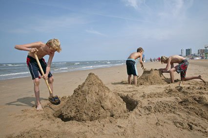 Vanaf vandaag worden de dagen weer langer en over iets meer dan een maand gaan de strandpaviljoens weer opbouwen. Kortom, de #zomer staat bijna weer voor de deur ;) . #aftellen #zinin