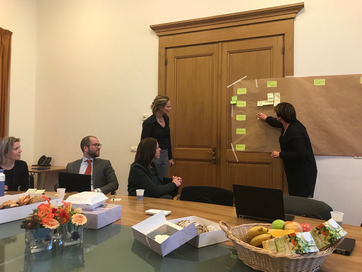 thomaszwiers's tweet photo. Met Randstad, WVS, Werkplein nog net voor de feestdagen aan het brainstormen hoe we in de regio met sociale innovatie mensen weer aan het werk kunnen krijgen. Interessant en leuk om te doen! https://t.co/U5zOYtuqmn
