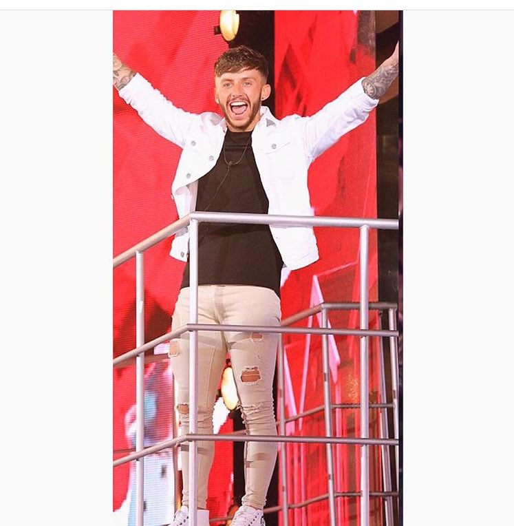 thehottestjam's tweet photo. When you find out it’s Christmas in 3 days!!! 🙂💛 @tombarber49 https://t.co/Tdf2K1BGr1