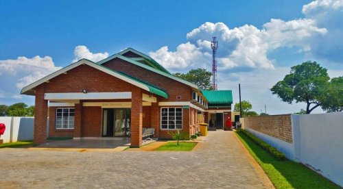 zimmission's tweet photo. https://t.co/ILxqzttW4h As we celebrate Christmas lets remember those less fortunate. Staff at this Clinic in Victoria Falls have not been paid for months as donor funding abruptly ceased. https://t.co/HeagOUFPMJ