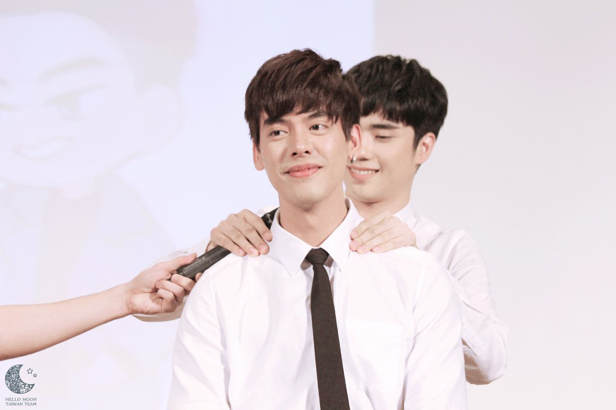HelloMoonTWTEAM's tweet photo. 20171209 ไต้หวัน FM
Tee Massage สบายดีไหม😂?
@tae_darvid @Tee_Jaruji 
#TaeDarvid #เต้ติสชีวิตโลเทค #TeeThanapon #ตี๋คนขี้แกล้ง2017
#6MoonsAsiaTour #6MoonsinTaipei https://t.co/ZWxRH4KFxo