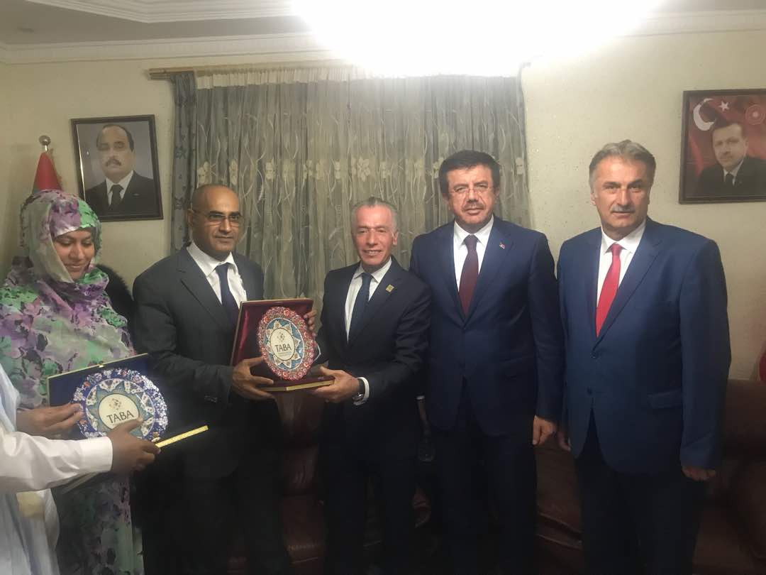 Turkish_African's tweet photo. TABA Afrika ofislerine bir yenisini daha ekledi; #Moritanya şubemizin resmi açılışını Ekonomi Bakanımız Sn. @ZeybekciNihat gerçekleştirdiler. TABA Moritanya Başkanı Hayrettin Bayhan Bakanımıza plaket takdim etti.
@_TCEkonomi https://t.co/KFafftW5ZI