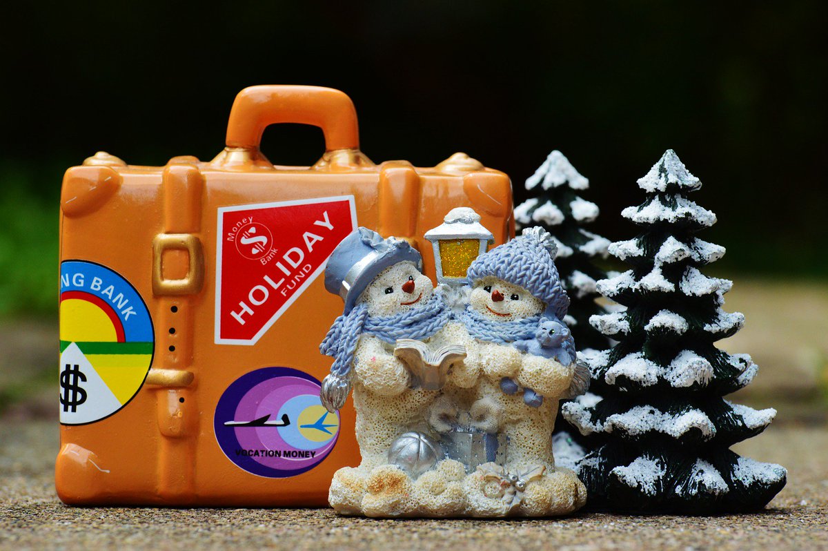 Luggage_gr's tweet photo. Merry Christmas and a Happy and Prosperous 2018!!! #Christmas #holiday #newyear #locker #leaveyourluggage.gr https://t.co/3A6lY1s6Wk