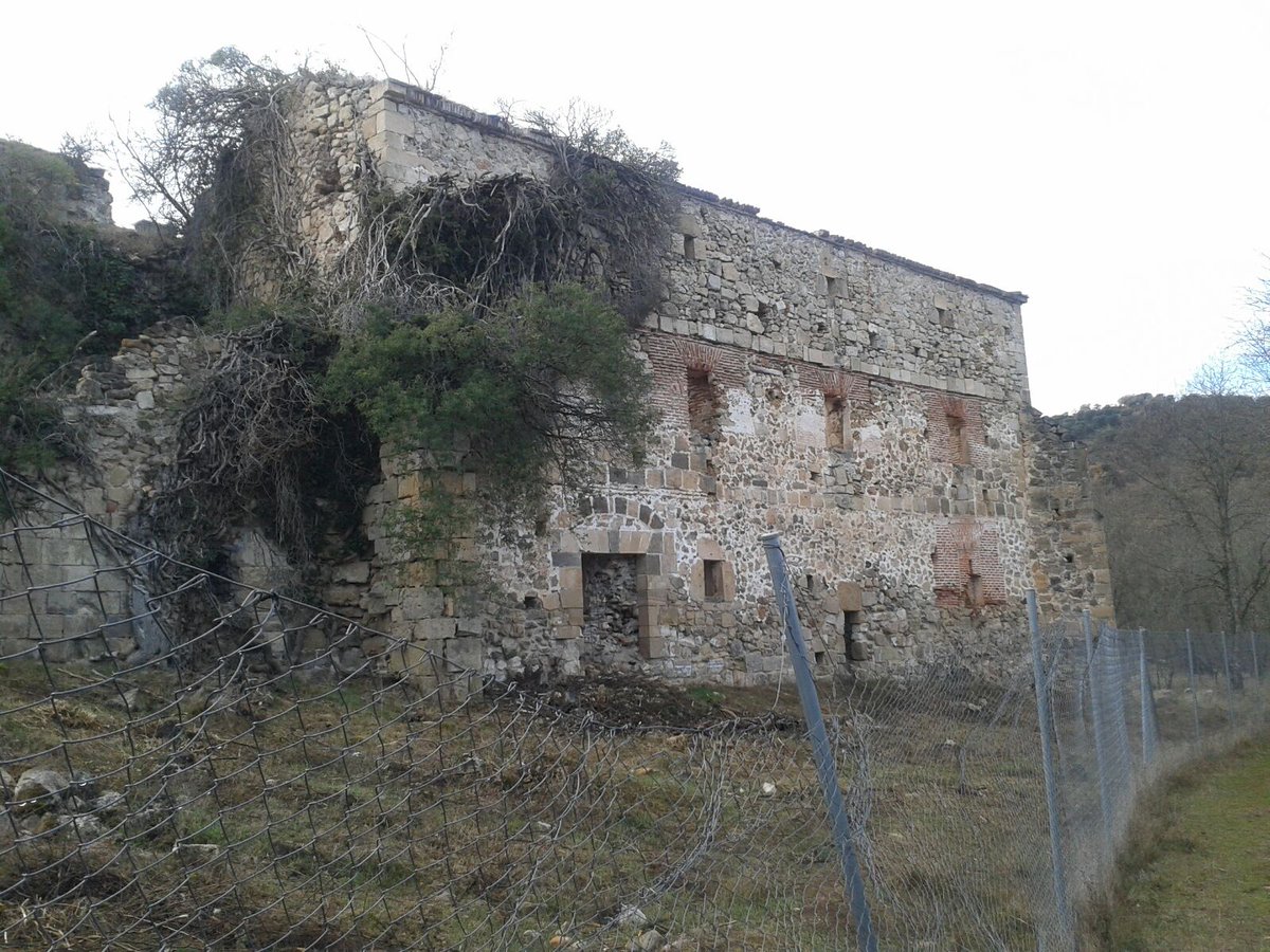 GDPHAGuadalajar's tweet photo. Bonaval sigue igual de solo. Esperemos que la fría sierra tenga piedad de él. Este año no ha sido bueno para él, otro más, como los anteriores, a pesar de que haya voces que llevan clamando por él décadas. Esperemos que el 2018 traiga hechos para él #SOSBonaval #Guadalajara https://t.co/LrBwwsCZFy