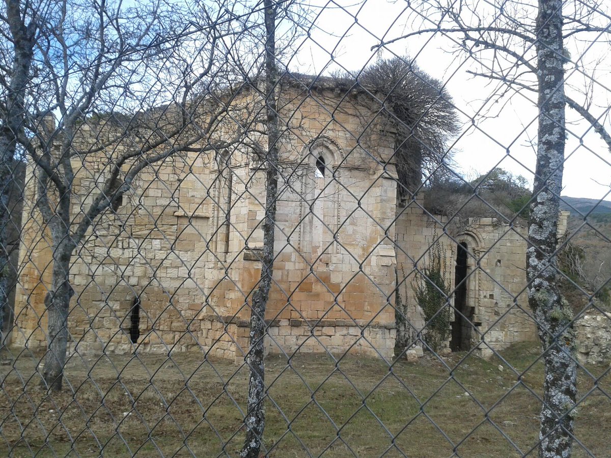 GDPHAGuadalajar's tweet photo. Bonaval sigue igual de solo. Esperemos que la fría sierra tenga piedad de él. Este año no ha sido bueno para él, otro más, como los anteriores, a pesar de que haya voces que llevan clamando por él décadas. Esperemos que el 2018 traiga hechos para él #SOSBonaval #Guadalajara https://t.co/LrBwwsCZFy