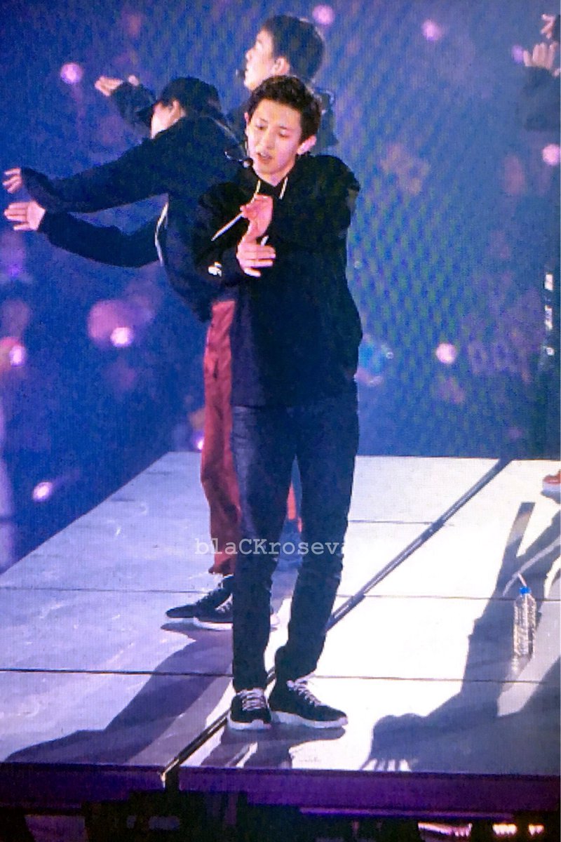 BLACKROSEVIL61's tweet photo. 171222 #TheEℓyXiOn 후쿠오카 #찬열 #CHANYEOL  🦋🦋🦋 https://t.co/ZbZHOtT4do