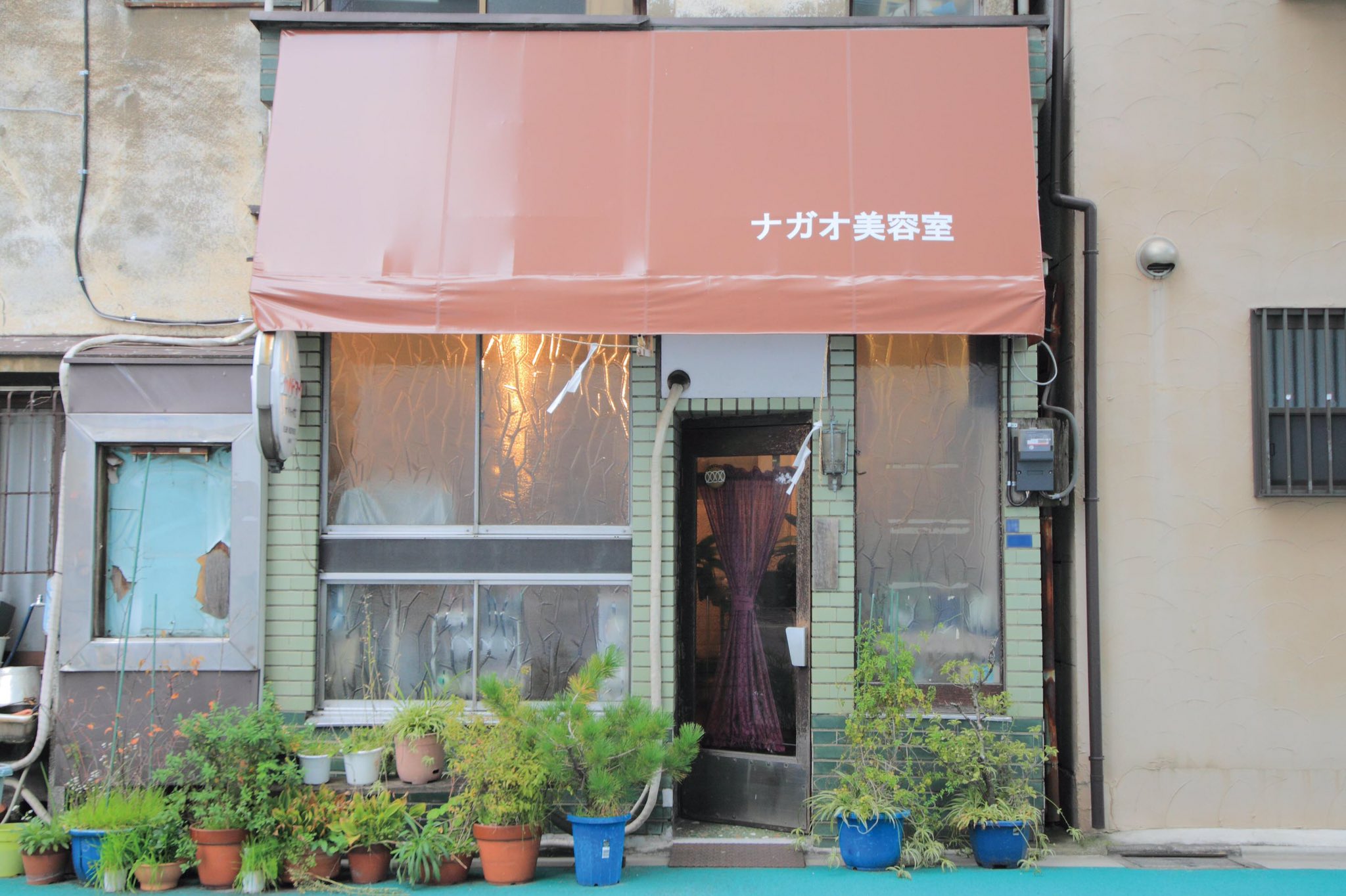 碍子系 美容院鑑賞 ナガオ美容院 東京都台東区元浅草 細めのドアをさらに斜めに施し最小限の幅に留め 窓を最大限に拡げた様な印象 理美容の窓は実用面だけでなく見栄でもあるという事を裏付ける様な店構え T Co Ruukfeixch 都市鑑賞