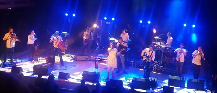 Canaryb1rd's tweet photo. Thank you @elizacarthy and the #waywardband for a marvellous evening @TheApexVenue last night - Merry Christmas and enjoy a well-earned break! https://t.co/tGi7YVwg1a