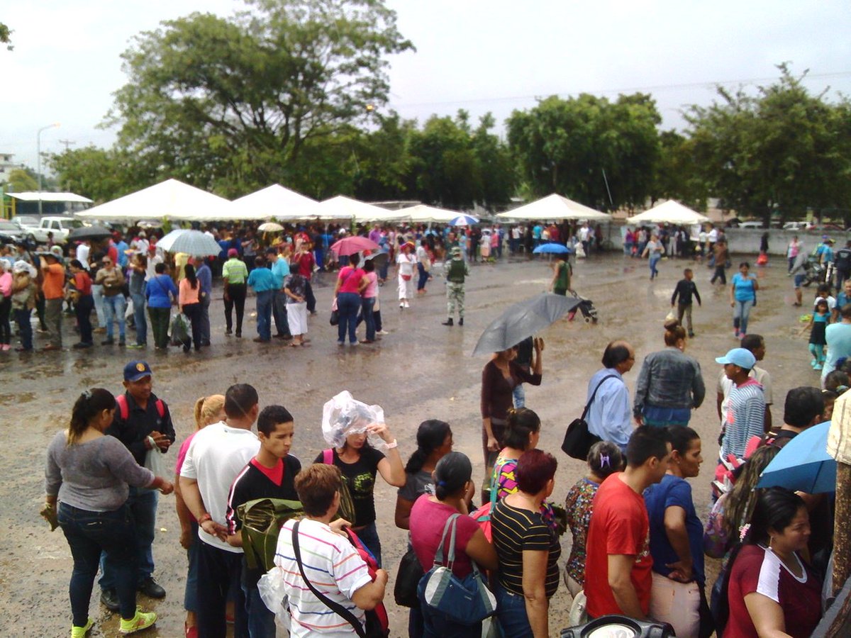 PiarZamora200's tweet photo. Todo un éxito 1ra Expoferia del Campo soberano en el municipio Piar organizado x @PiarAlcaldia liderada x nuestra alcaldesa .@tatachavista https://t.co/2lQUIrbqiS