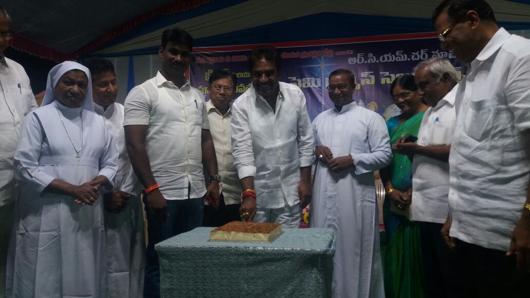 PRK_PVR's tweet photo. మాచర్ల  పట్టణంలో  ఈ రోజ ఆర్.సి.యమ్  చర్చలో సెమీ క్రిస్మస్ వేడుకలు లో పాల్గొన్న ఎమ్మెల్యే పిన్నెల్లి రామ కృష్ణా రెడ్డి గారు https://t.co/53ssvjWWpZ