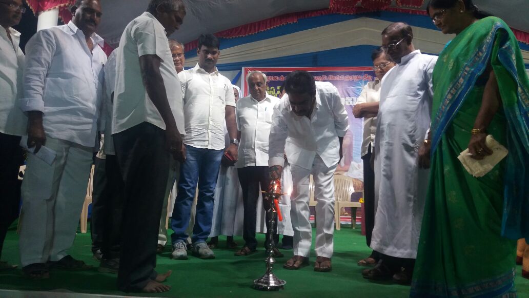 PRK_PVR's tweet photo. మాచర్ల  పట్టణంలో  ఈ రోజ ఆర్.సి.యమ్  చర్చలో సెమీ క్రిస్మస్ వేడుకలు లో పాల్గొన్న ఎమ్మెల్యే పిన్నెల్లి రామ కృష్ణా రెడ్డి గారు https://t.co/53ssvjWWpZ