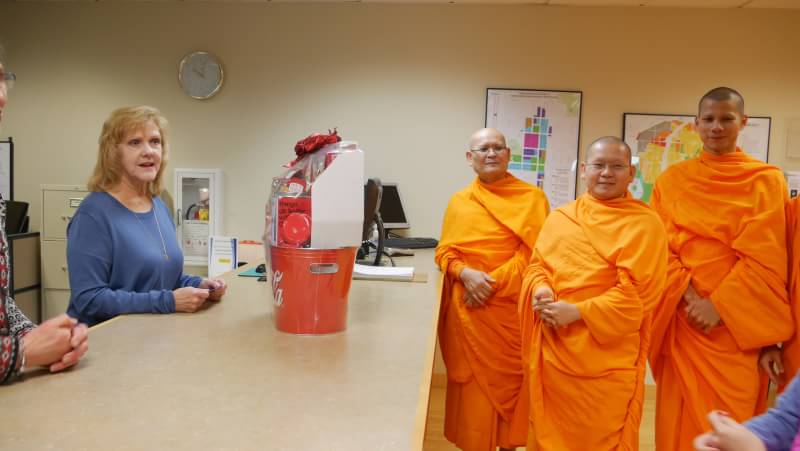 072cat's tweet photo. ตัวแทน #วัดพระธรรมกายซีแอตเติล มอบของปีใหม่ ขอบคุณหน่วยงานต่างๆที่ให้ความช่วยเหลือ
-City of Mountlake Terrace
-Police Station 
etc.
21ธค.60 https://t.co/8tauZDWPel