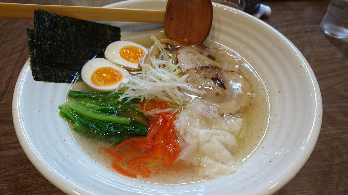 カノン Auf Twitter 自由が丘の最近できたばかりのラーメンやさん 塩そば加とう 売りの塩ラーメン は 海産物ベースのあっさりした味わいで 胃に優しい テーブルの調味料には 醤油 酢 胡椒 ラー油 おろしニンニクに加え ゆず胡椒があった 塩ラーメンには