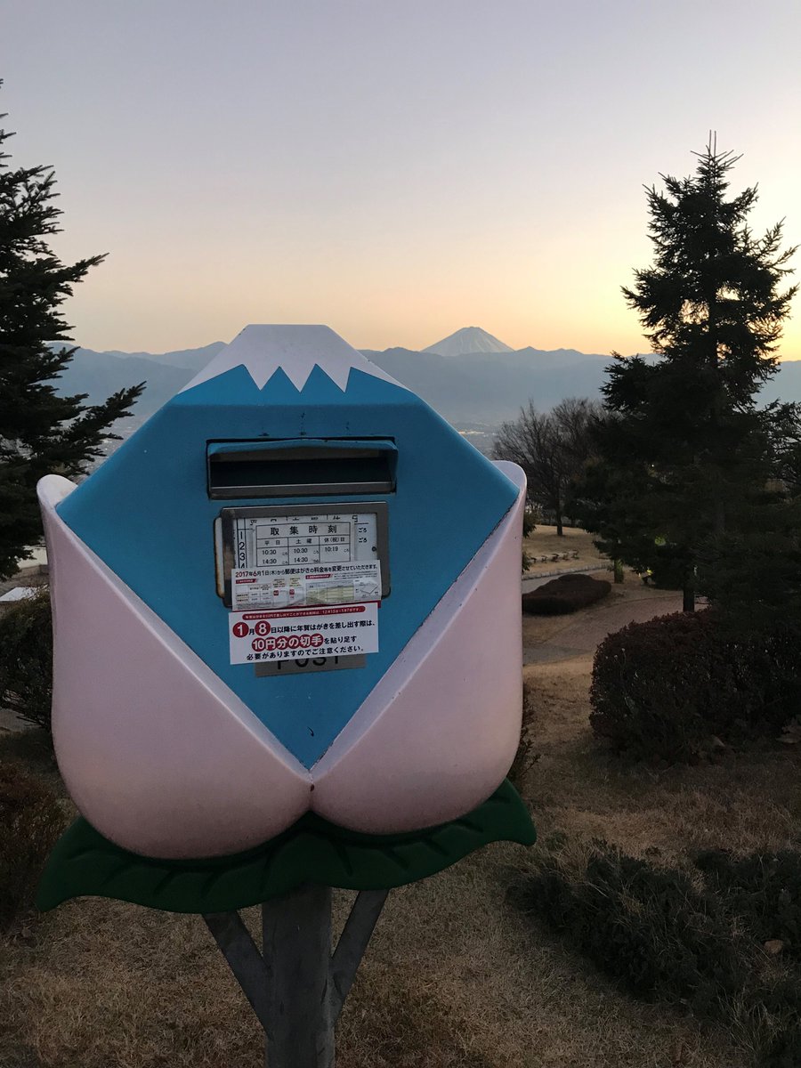 yamanashicity's tweet photo. 【今日の富士山】
写真は本日、午後4時50分頃撮影しました。
夕暮れ空のグラデーション、とてもきれいでした！

◇笛吹川フルーツ公園付近から撮影
◇笛吹川フルーツ公���→https://t.co/XSo4xydqPh https://t.co/0mbsy7UFG5