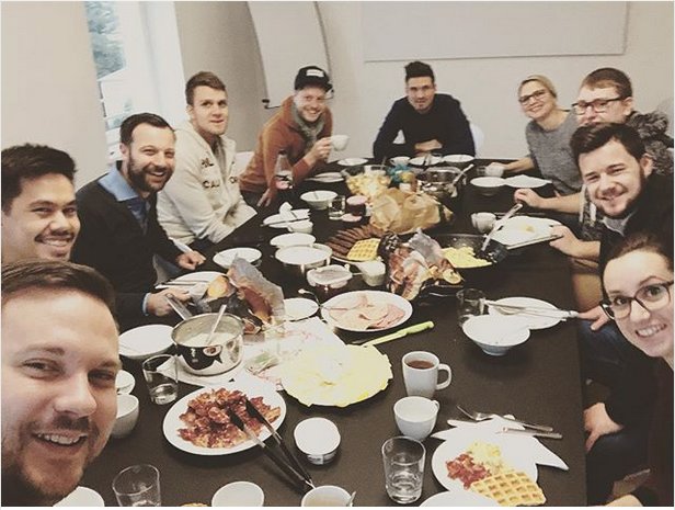 Mit einem Weihnachtsfrühstück starten wir den letzten Tag vor unserem Weihnachtsurlaub. ☺️  2017 ist viel passiert. Wir freuen uns schon auf 2018 mit Euch! Wir  wünschen Euch ein frohes Weihnachtsfest und kommt gut ins neue Jahr! 🎄🌟