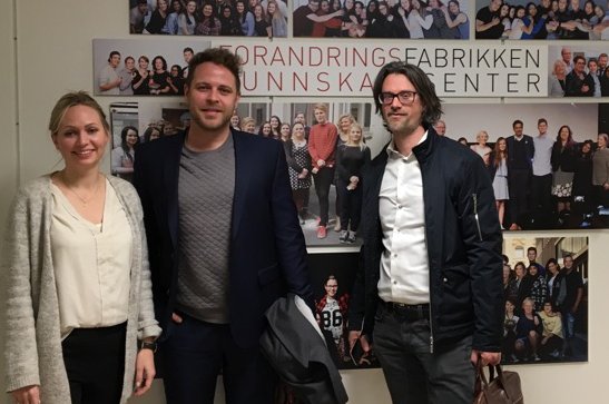 Hver høst deltar vi i Burson-Marstellers globale pro-bono-prosjekt "1 Week 4 Kids". I år var vi så heldige å få jobbe med <a href="/ForandringsFab/">Forandringsfabrikken Kunnskapssenter</a> - dyktige proffer på de offentlige systemene unge møter i oppveksten. Vi bisto bl.a. med kriseplan og nettsider. Lykke til videre! #1week4kids