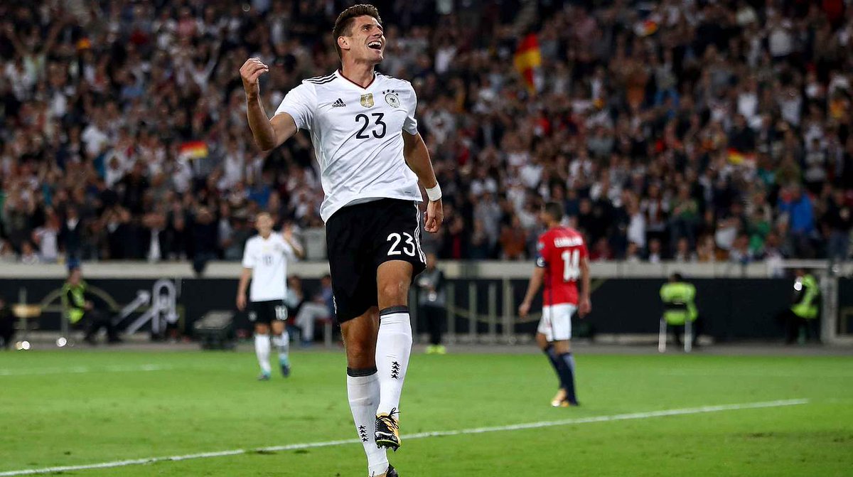 DFB_Team's tweet photo. Nationalspieler @Mario_Gomez kehrt zum @VfB zurück ➡ https://t.co/laJ3aqoomr https://t.co/zH3q2g7mmw