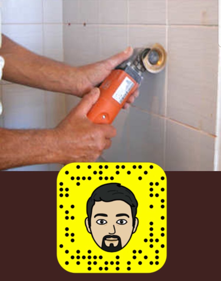 يعاني Old House V Tvittere كثيرًا من تغير لون الجص بين مفاصل الجدران وبلاط الأرضيات، أو أن الجبس غير مناسب للون البلاط. يمكن إزالة الجص بنفس الجهاز كما في الصورة