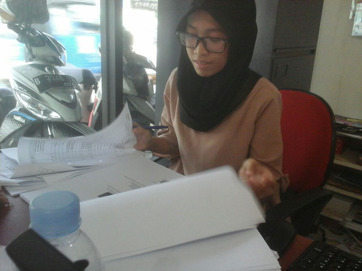 karamel_edu's tweet photo. salah satu pengajar bimbel sedang koreksi hasil try out nihh, semangat yaa kak zahra, yang bener ngoreksinya👍👍👍
#teacherjamannow #teacher2017 https://t.co/5k7I2zg9sI