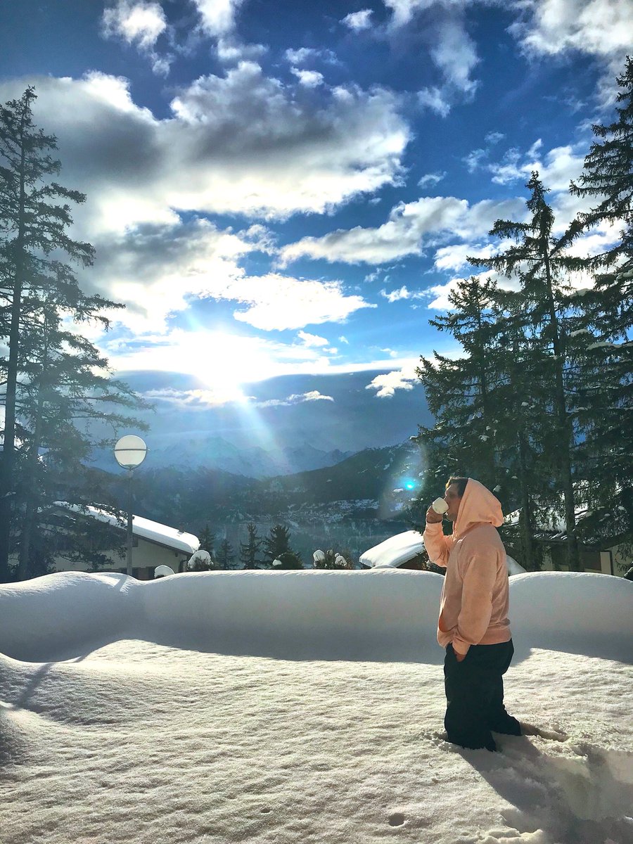 levraimcfly's tweet photo. Réveil pas degueu à l’hotel Helvetia Intergolf de @cransmontana 
RT si t’as le seum. https://t.co/hok1ZXCzgN