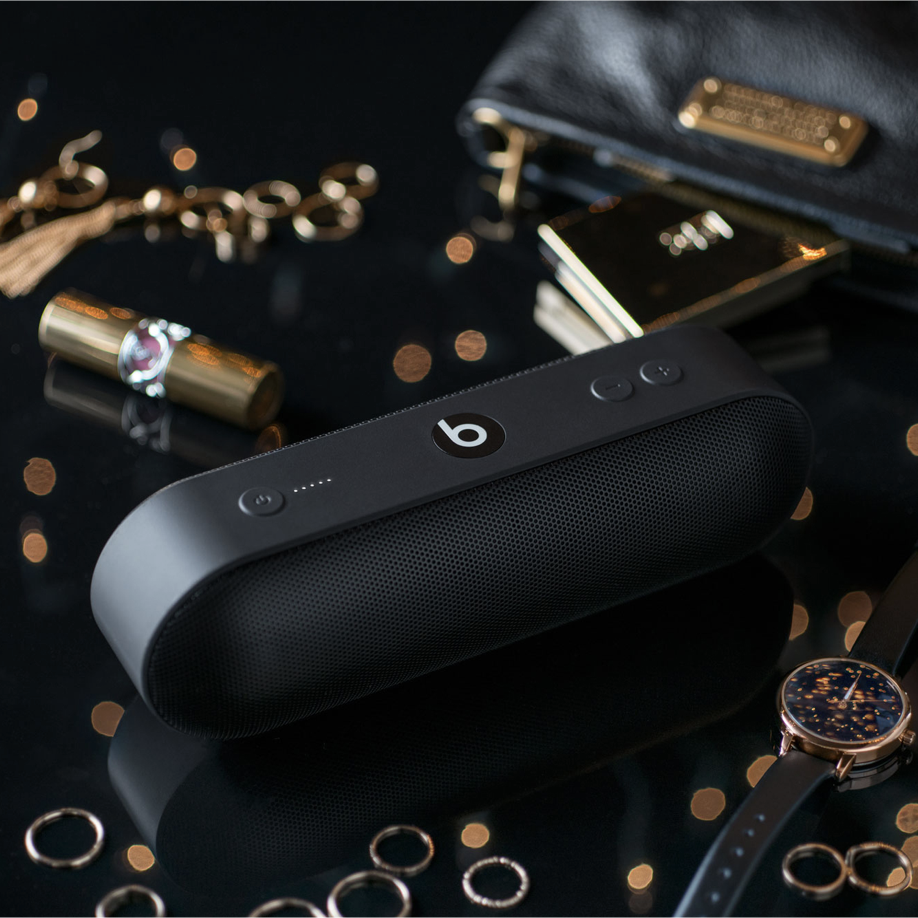 BeatsbyDreJP's tweet photo. Keep the vibe going. みんなとシェアする音楽は、やっぱり特別。コンパクトな #PillPlus でトラックをかければ、いつでもパーティー気分🎉 

今すぐ手に入れよう。
https://t.co/2OW93CxH2v https://t.co/C5zjrac5sM