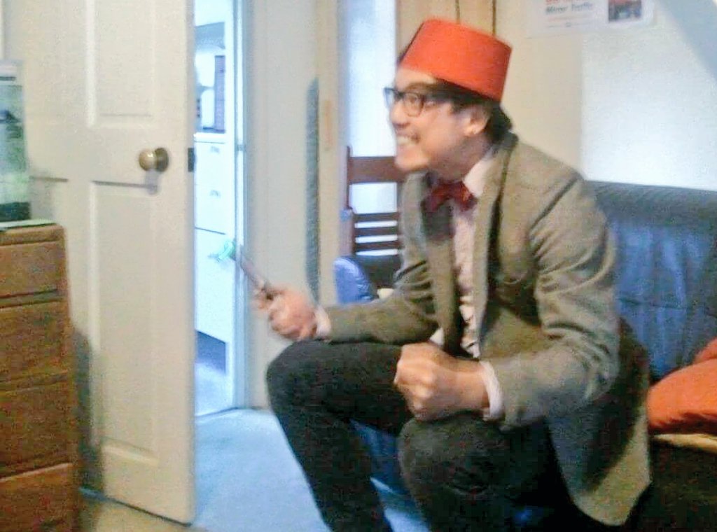 ASTechTang's tweet photo. @hmathiasedtech @DrWhoOnline Whaaaaaa!

I need my sonic, tweed and fez!

Don't own a VR headset  - phone, sellotape, glasses, cursing at assembly process - shall suffice! https://t.co/sRJgkDABVJ