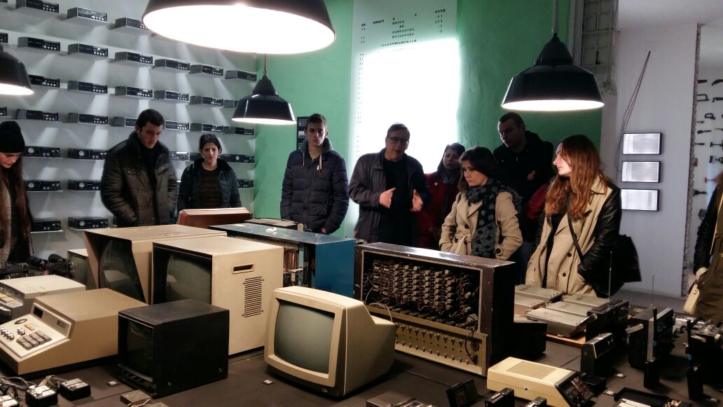 OSCEinAlbania's tweet photo. #OSCE Presence & House of Leaves museum organized a series of #youth discussions on #Albania’s totalitarian past. Eighty students visited the museum and discussed with former prosecuted/filmmaker Fabian Kati about #HumanRights violations under the Communist regime
#WeStartTalking https://t.co/uE2F0cBcUG