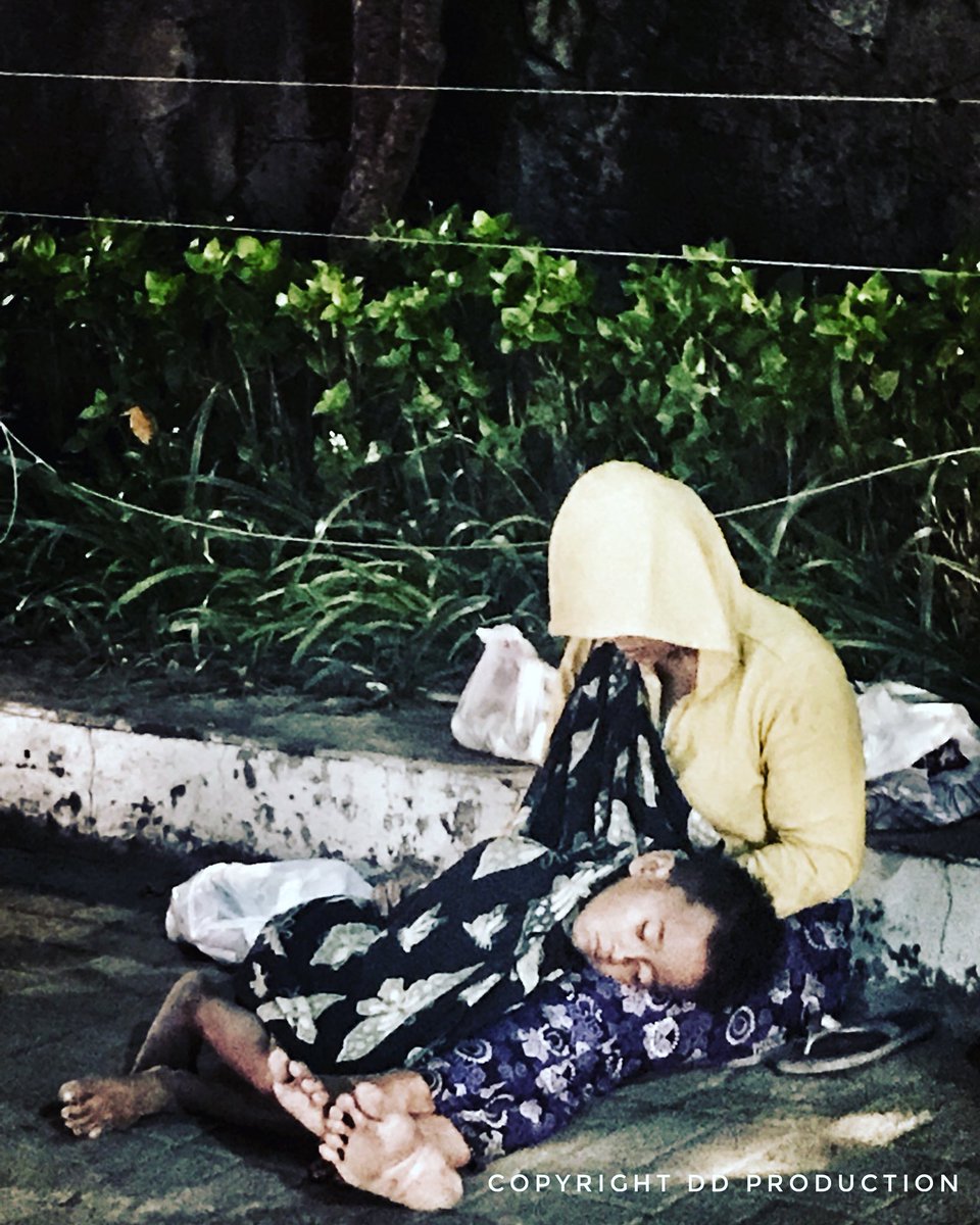 Selamat Hari Ibu. Khususnya Ibu-ibu kuat, yang harus berjuang untuk survive membesarkan anaknya walaupun cobaan hidup terlalu berat...Salute untuk anda! (Keterangan foto: Foto ini diambil di jalanan Kuta pada tengah malam di tahun 2017.) #HariIbu #MothersDay #StreetMom #Ibu #Mom