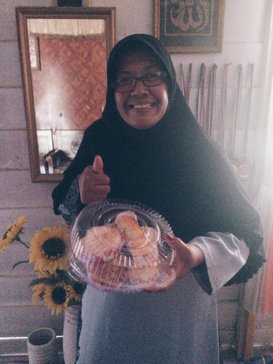 nrnfarra's tweet photo. Ibu cakap ibu nak keluar tapi tak bagitau nak pegi mane pastuh die keluar sampai kol 6 baru balik with these 5 breads and rupe rupenye die pegi belajar buat roti , her face shows how happy she is 😍 https://t.co/zyuX9aTzcm