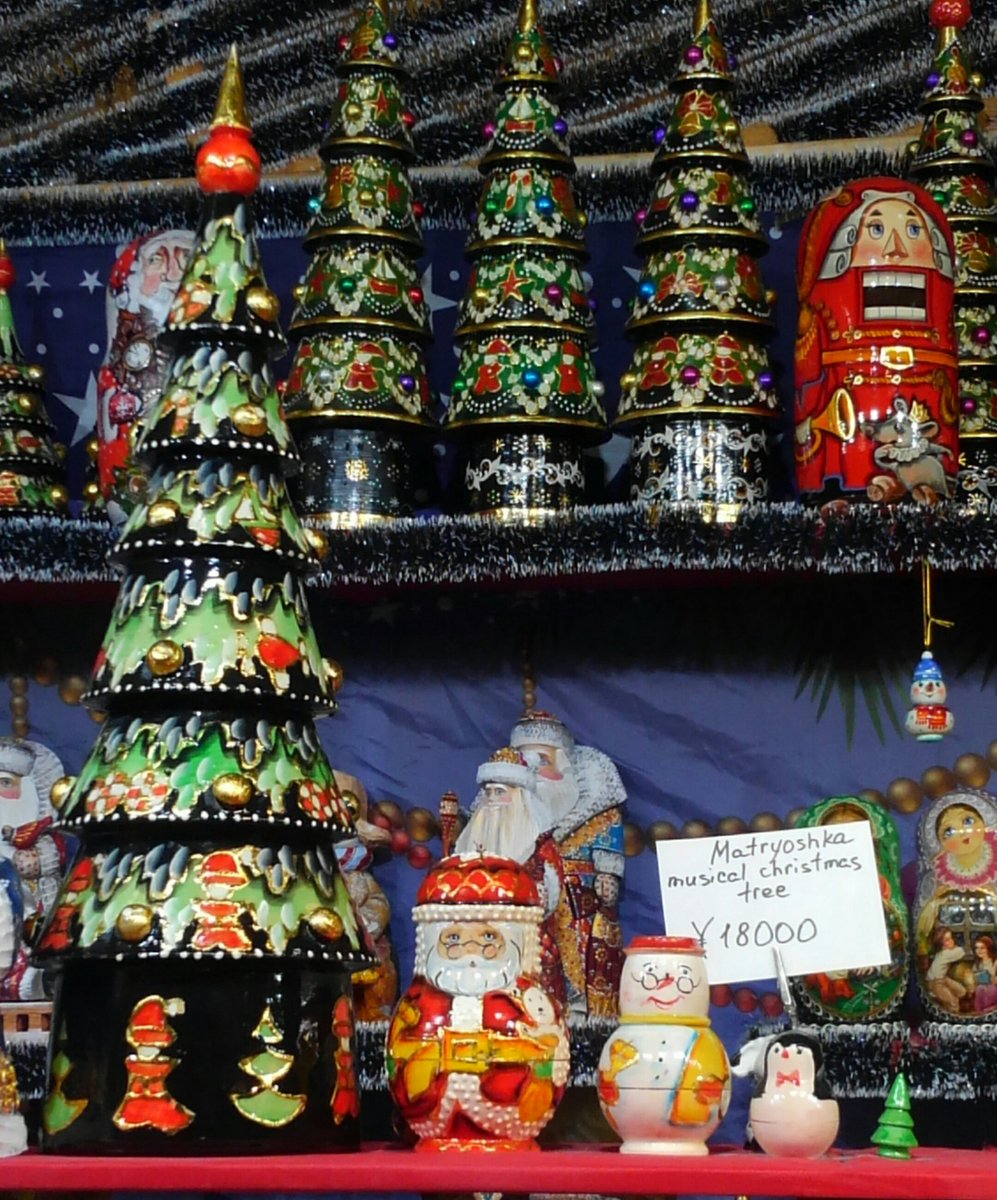 Naito H 梅田スカイビルで開催中のドイツクリスマスマーケット ここのお店を通るたびに ドイツもマトリョーシカの名産地なの って思ってたけど どうやらウクライナ人が経営してるらしく ロシア商品がずらりと 笑 でもここで売ってるサンタグッズが