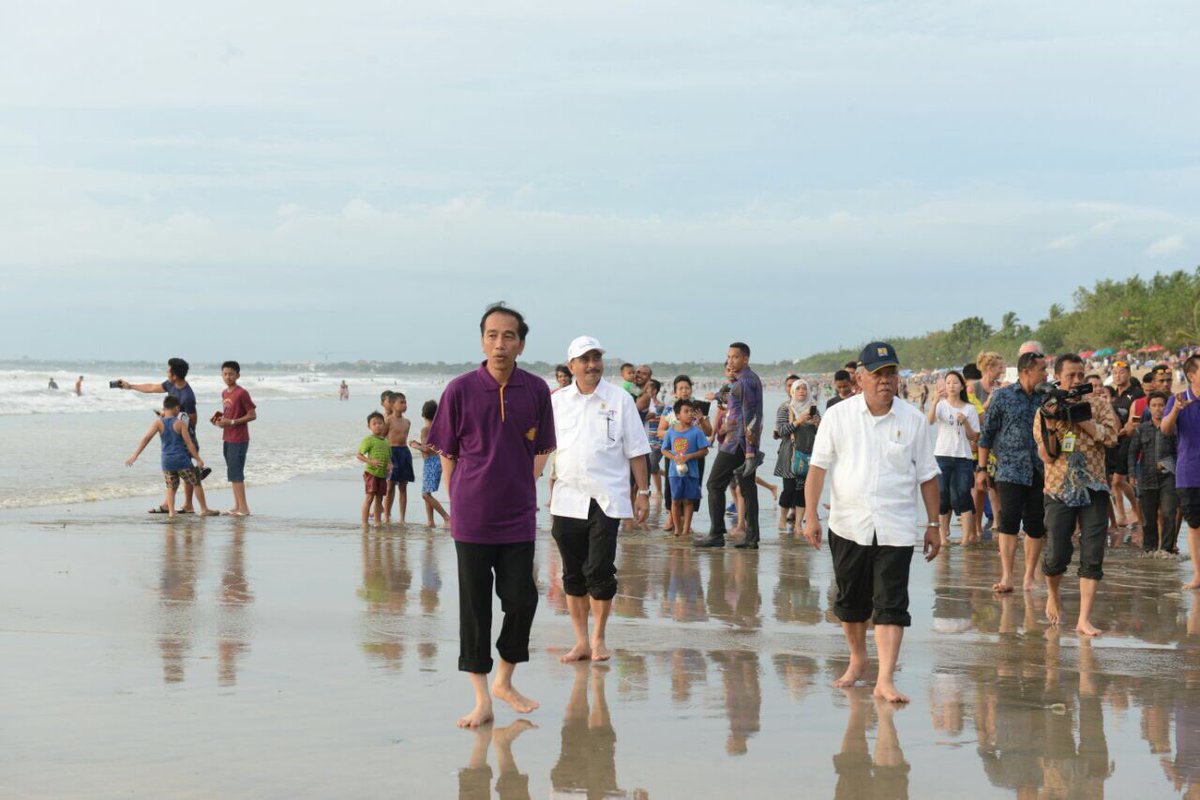 KemenPariwisata's tweet photo. #PariwisataBaliAman
Presiden @jokowi , Menteri Pariwisata @ir_ariefyahya , Menteri @KemenPU , Gubernur Bali @PemprovBali meninjau langsung kondisi di Pantai Kuta Bali!!
Ayo ke Bali!!! https://t.co/iENoz0UzQ0