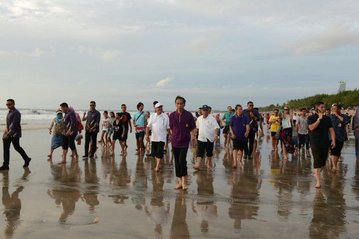 KemenPariwisata's tweet photo. #PariwisataBaliAman
Presiden @jokowi , Menteri Pariwisata @ir_ariefyahya , Menteri @KemenPU , Gubernur Bali @PemprovBali meninjau langsung kondisi di Pantai Kuta Bali!!
Ayo ke Bali!!! https://t.co/iENoz0UzQ0