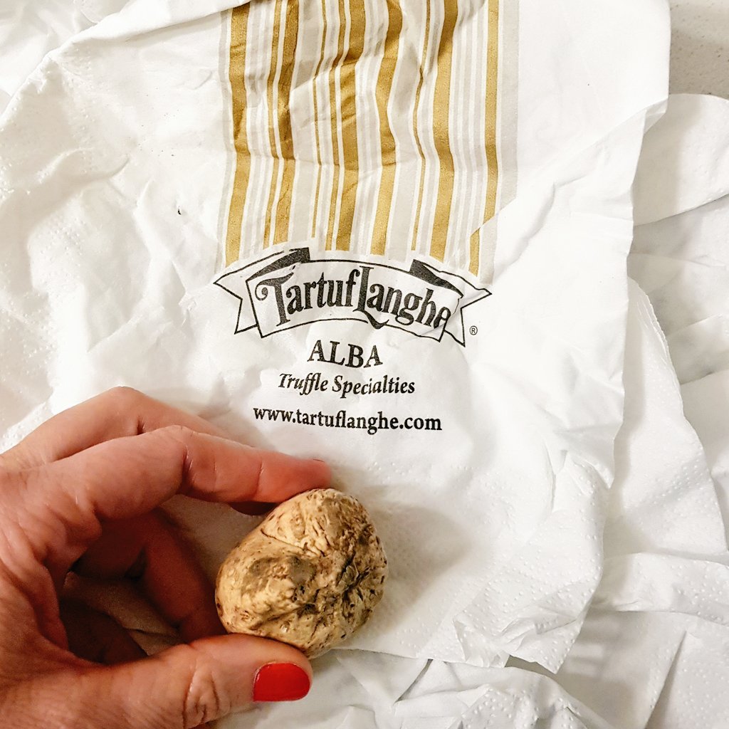 Una pepita d'oro. Perfetto con l'uovo all'occhio o con i tajarin e tu come lo preferisci? #whitetruffle #tartufobianco #tartufodialba #truffles #food